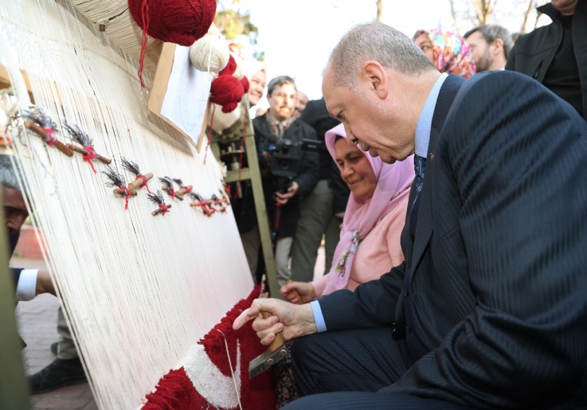 Cumhurbaşkanı Erdoğan Türk bayraklı halıya ilmek attı