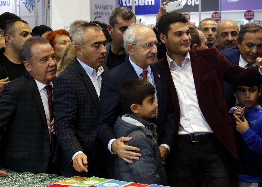 Kılıçdaroğlu, Konyaaltı Kitap Fuarı’nı gezdi