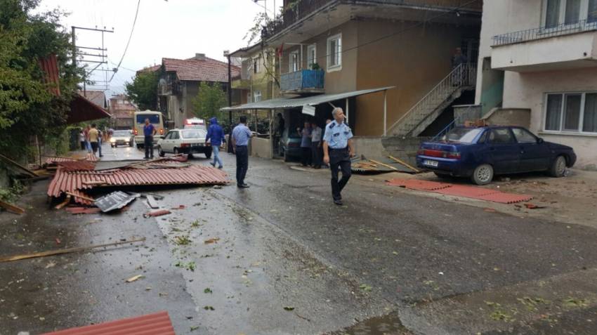 Karabük’te fırtına çatıları uçurdu !