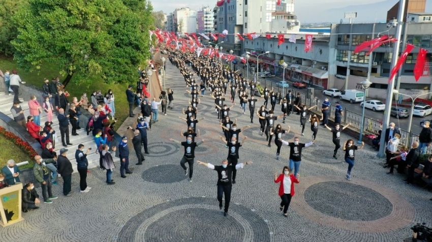 Bin kişi zeybek oynayarak Cumhuriyet coşkusunu yaşadı