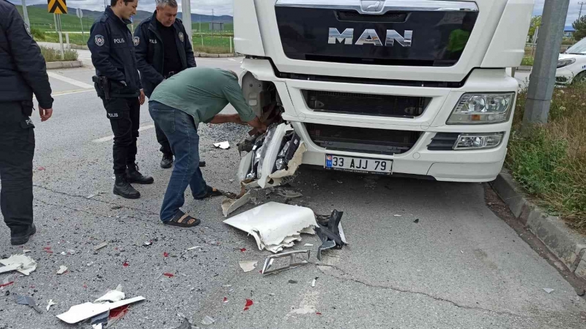 Tır, kırmızı ışıkta bekleyen otomobile arkadan çarptı: 2 yaralı