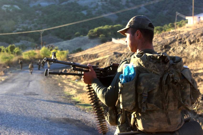 Köşeye sıkıştılar, ormanı yakarak kaçıyorlar