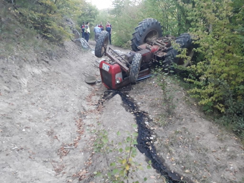 Devrilen traktörün altında kalan yaşlı adam hayatını kaybetti