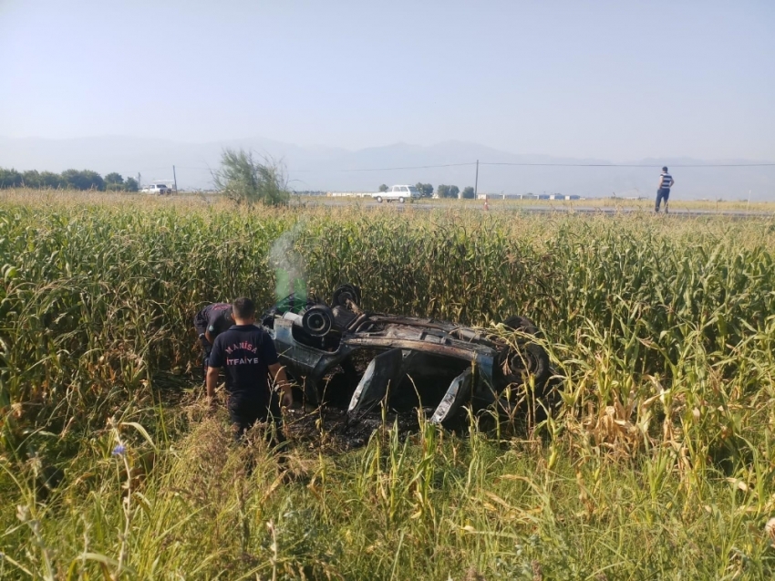 Manisa’da takla atan araç yandı: 4 yaralı