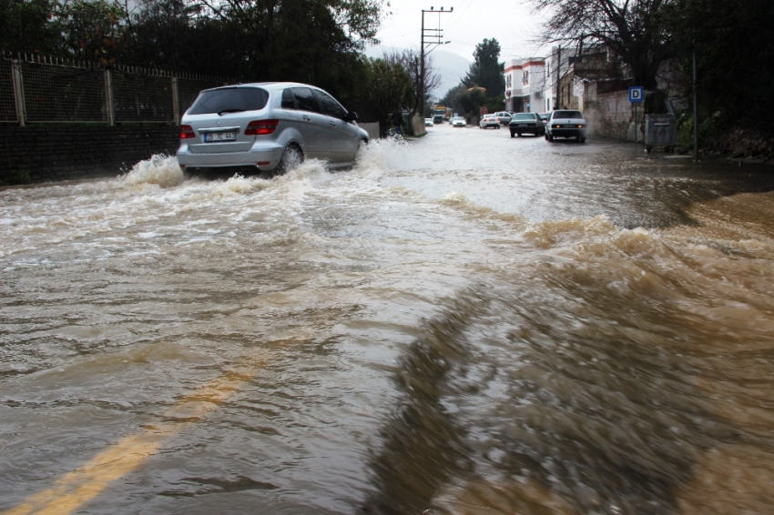 Bodrum’da duvarlar çöktü, evleri su bastı