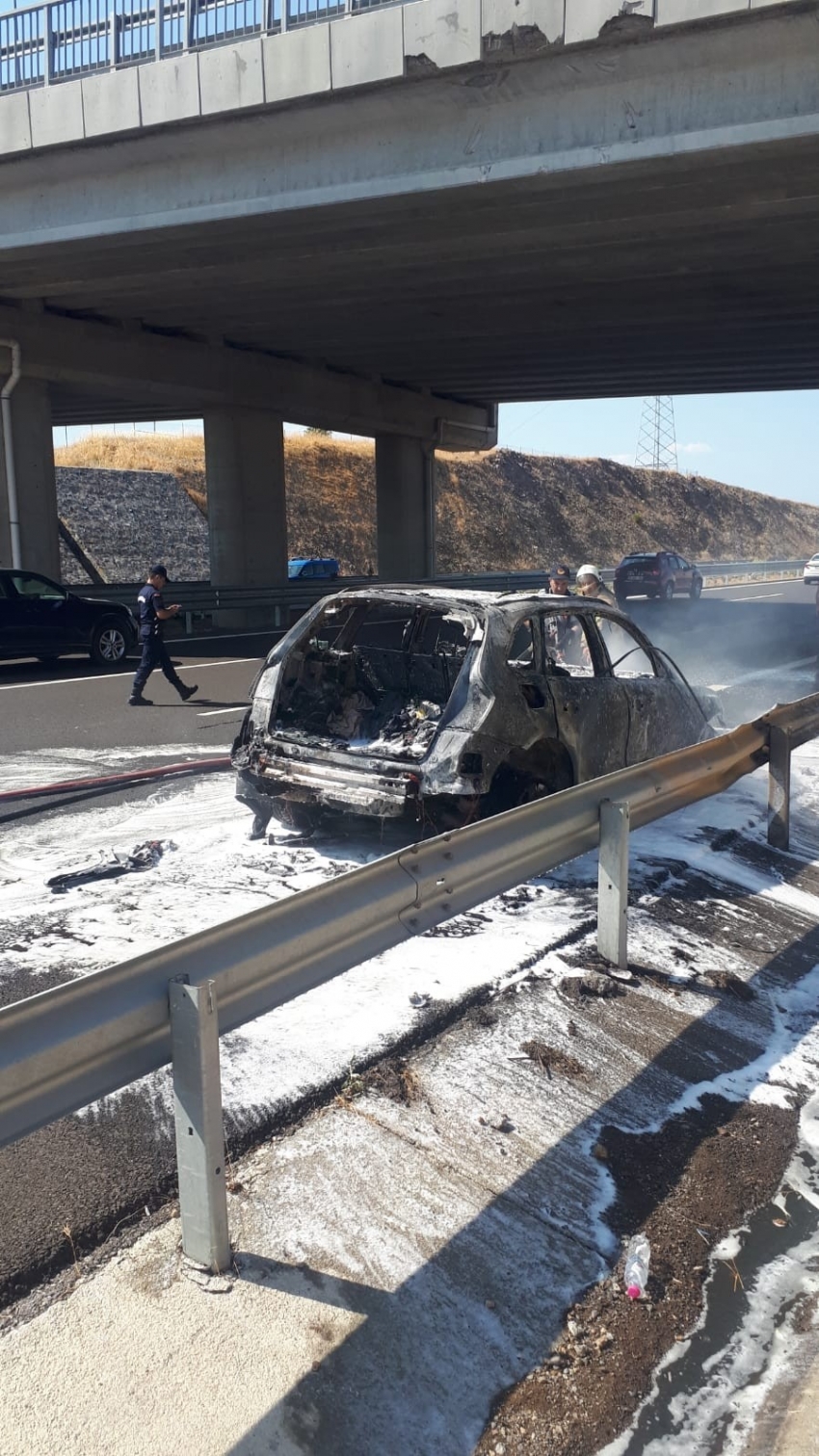 Gurbetçi ailenin otomobili yandı