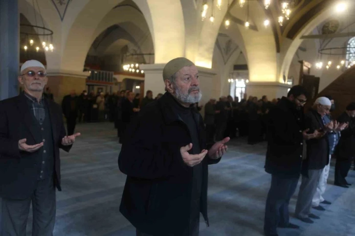 5 asırlık camide, depremde hayatını kaybedenler için Mevlid-i Şerif okundu
