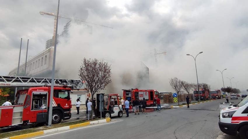 Depoda yangın çıktı dumanlar etrafı kapladı