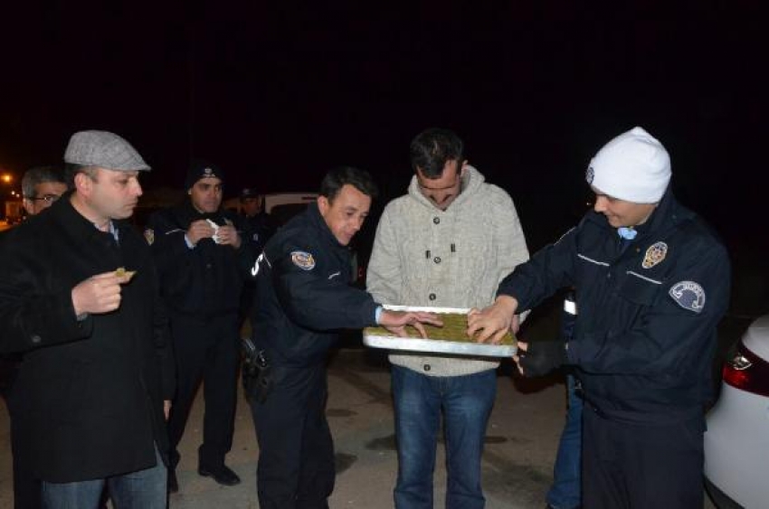 Yol kontrolü yapan polislere esnaftan baklava ikramı