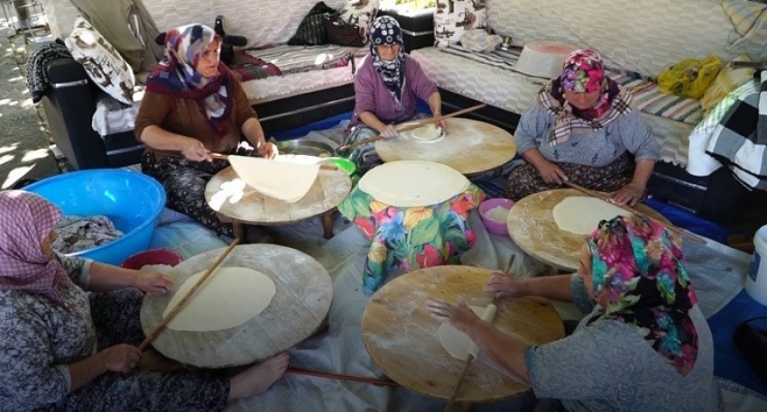 Mustafakemalpaşa’lı kadınlar imece usulü kışlık hazırlıklarına başladı