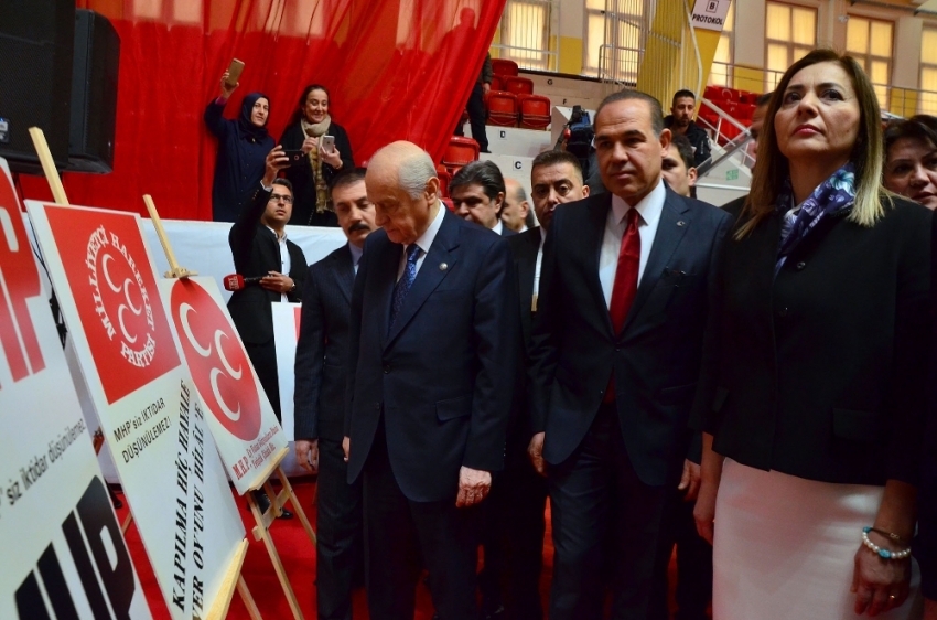 Bahçeli MHP’nin 50. yıl sergisini gezdi