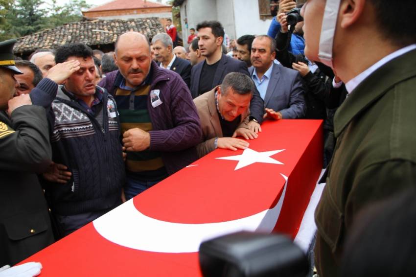 Şehit oğlunu asker selamıyla uğurladı