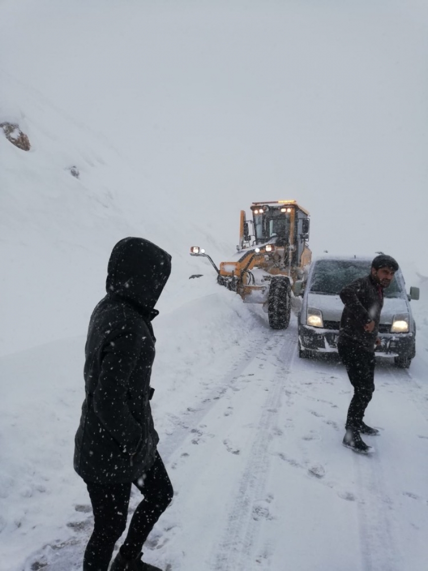 Karayolunda mahsur kalan onlarca araç 1 saatte kurtarıldı