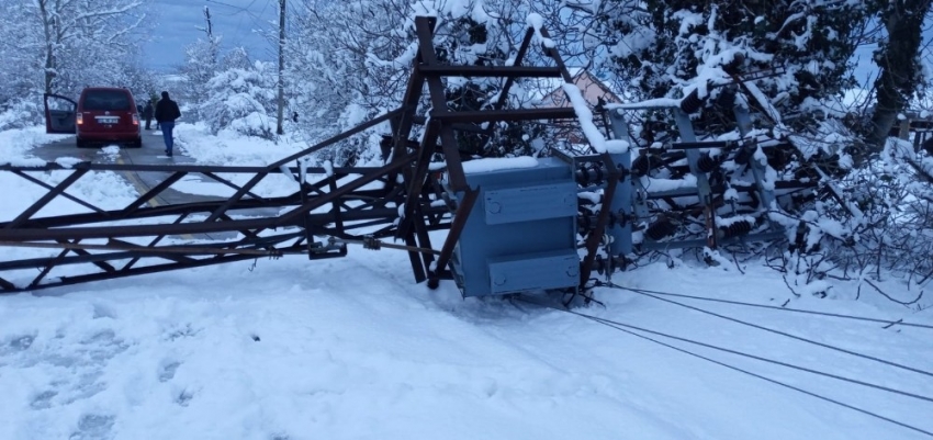 Yoğun kar yağışı nedeniyle elektrik direği yıkıldı