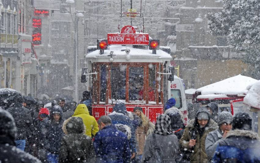 İstanbul’da mesai saatlerine kar ayarı