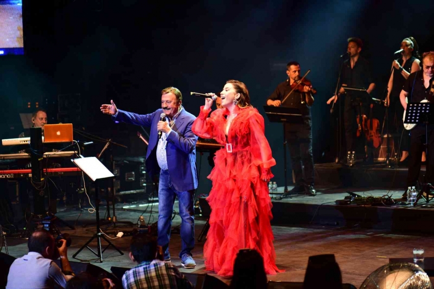 Uluslararası Bursa Festivali’nde Selami Şahin ve Burcu Güneş sahne aldı