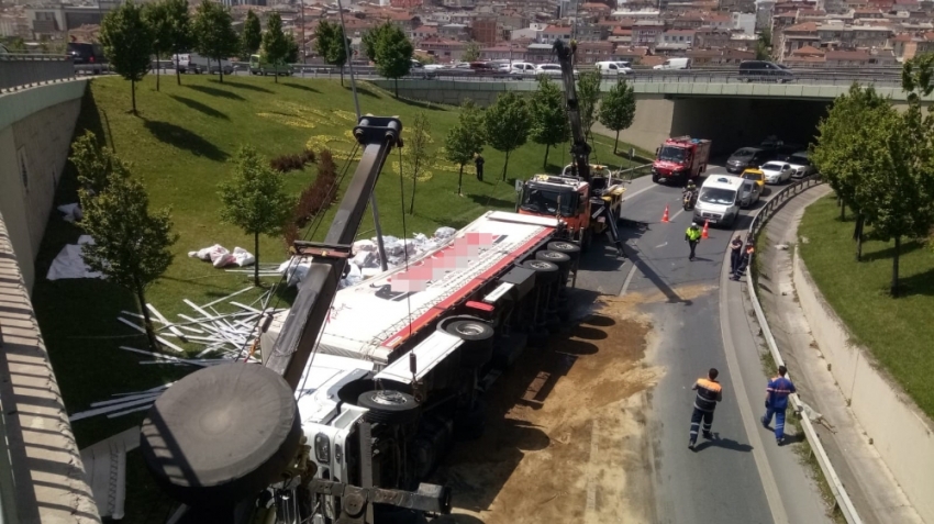 Devrilen tırın deposu delindi, iplikler yola savruldu