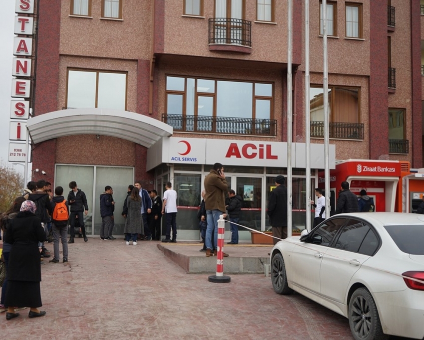 Öğrencilerin okul önündeki kavgası ölümle sonuçlandı