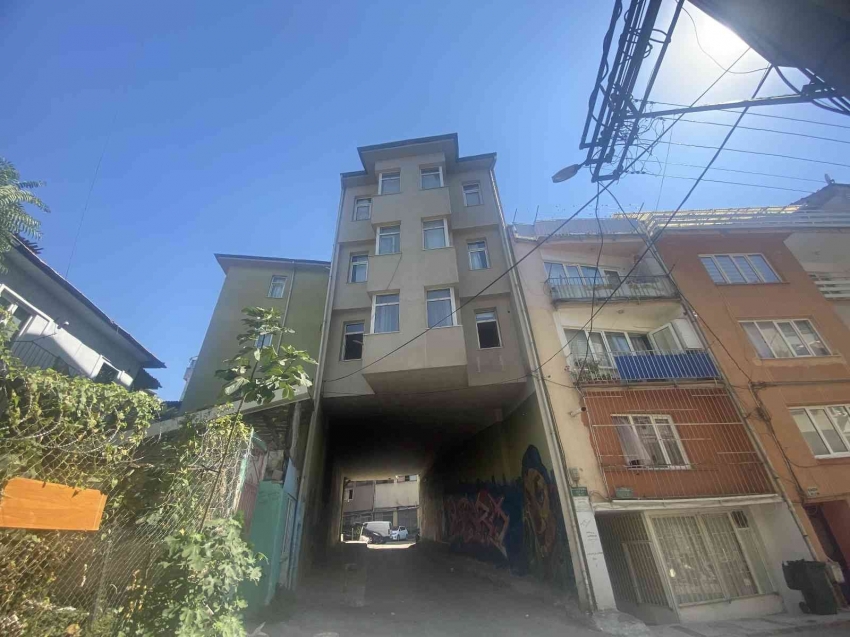 Bursa'da altından tünel gibi yol geçen apartman Karadeniz’i andırıyor