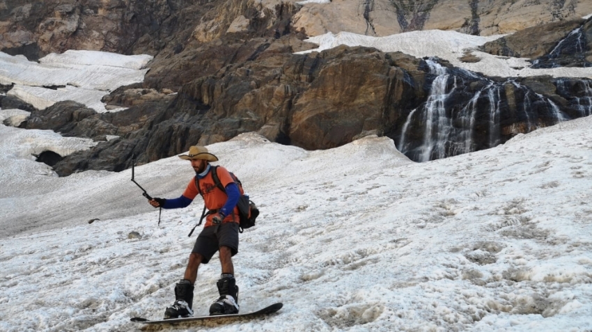 Cilo Dağı’ndaki buzullarda snowboard gösterisi