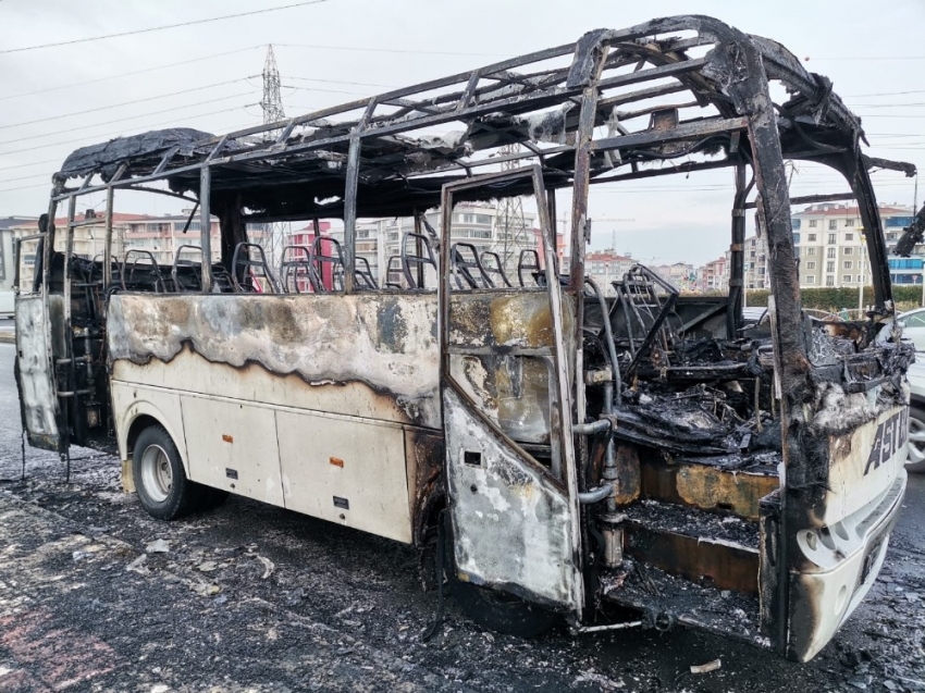 İşçi servisi alevlere teslim oldu, faciadan dönüldü