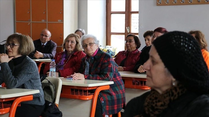 53 yıl önce ayrıldıkları okulda bir araya gelen mezunlar eski günleri andı