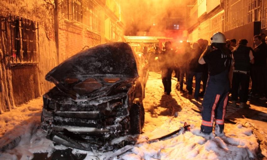 3 aracı kundaklayan şahıs kameraya yakalandı