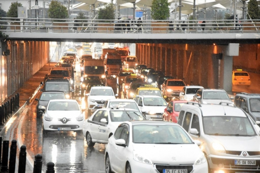 İzmir’de fırtına hayatı olumsuz etkiledi