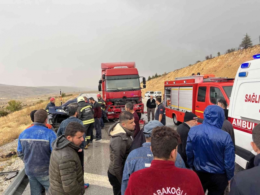 Feci kaza! Kontrolden çıkan otomobil tırla çarpıştı