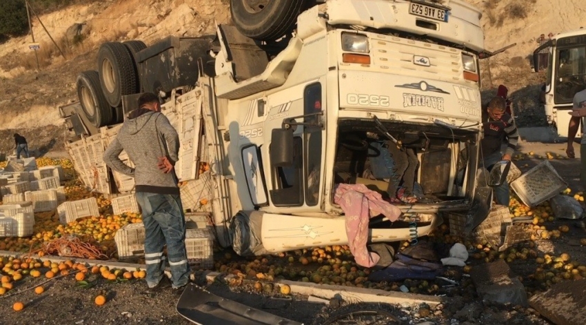 Kamyon otomobile çarptı, tonlarca narenciye yola savruldu