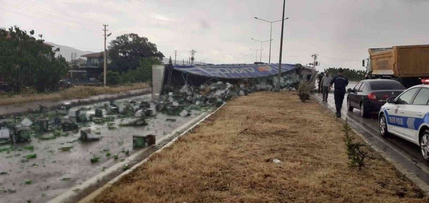 Tır devrildi, alkol yüklü kutular yola saçıldı