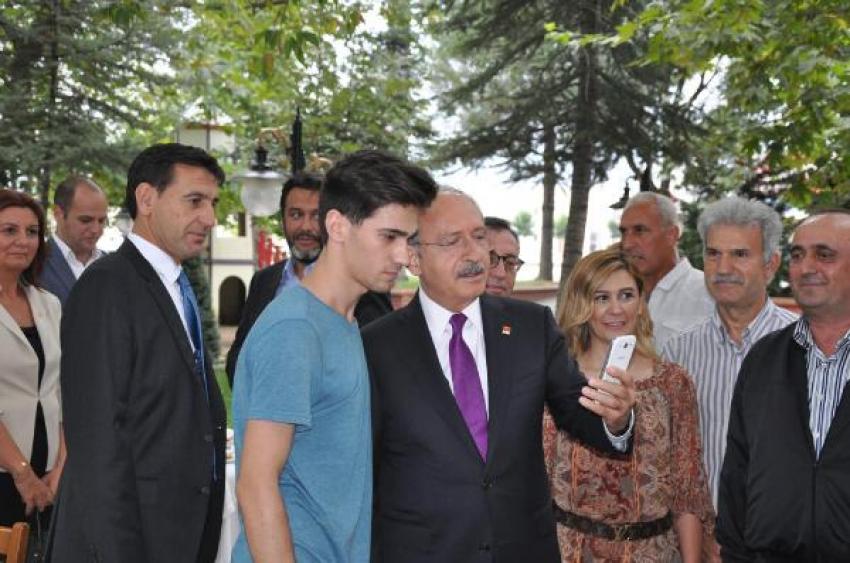 Kılıçdaroğlu, Bursa'da selfie çekti