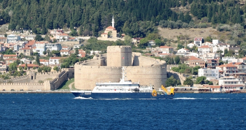 Rus kurtarma gemisi Çanakkale Boğazı’ndan geçti