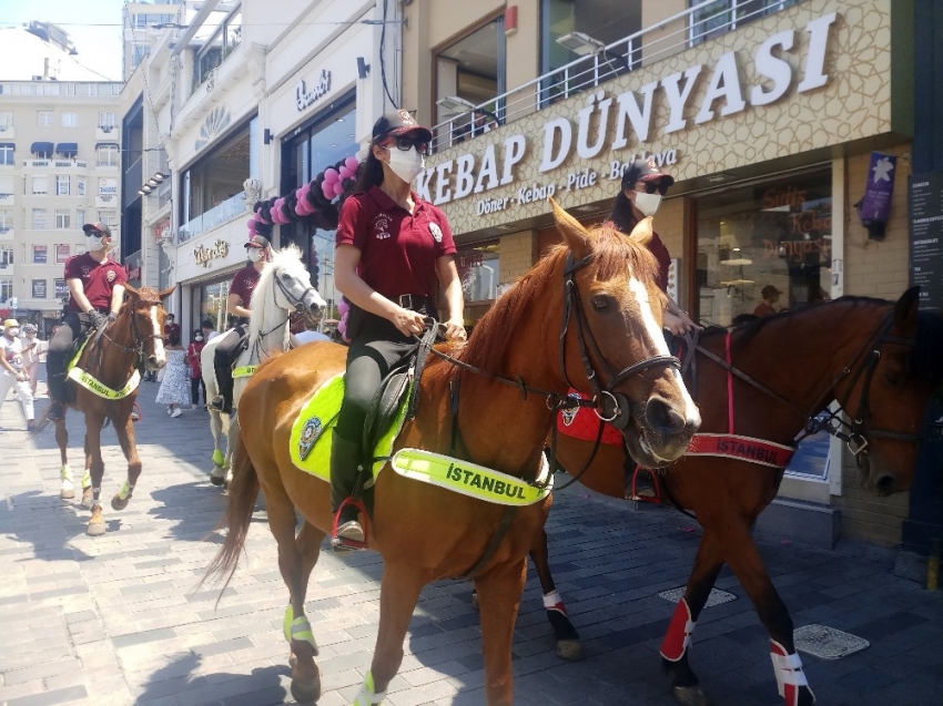 Atlı polislerden Taksim’de maske ve sosyal mesafe denetimi