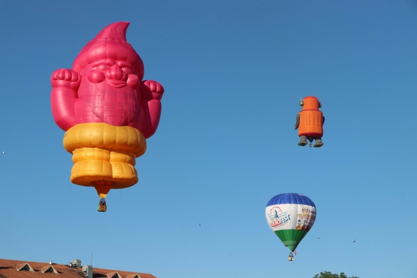 Türkiye’nin ilk balon festivalinde gökyüzü şenlendi