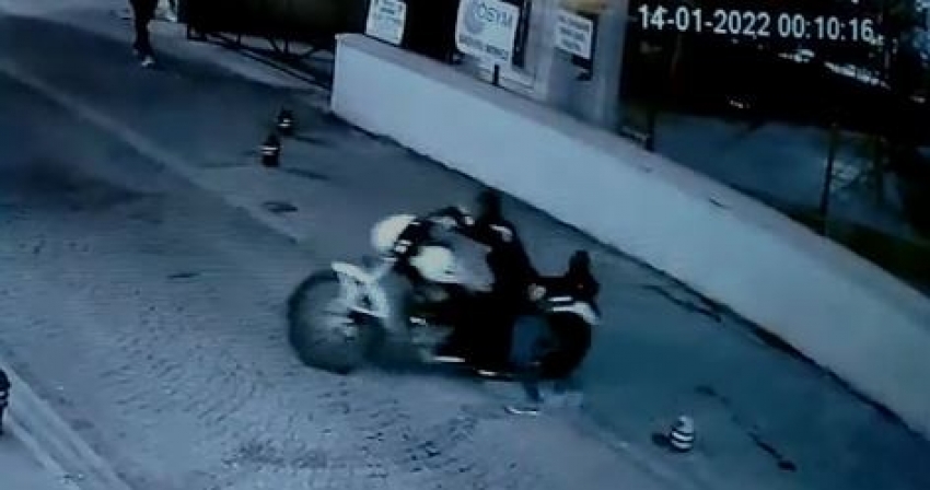 Önce keşif yaptılar sonra seçtikleri motosikleti iterek götürdüler