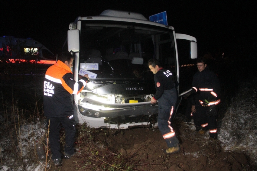 Elazığ’da midibüs şarampole uçtu: 17 yaralı