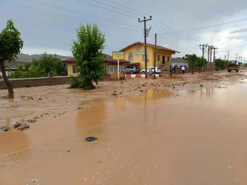 Nevşehir’de yağmur sonrası iş yerlerini su bastı