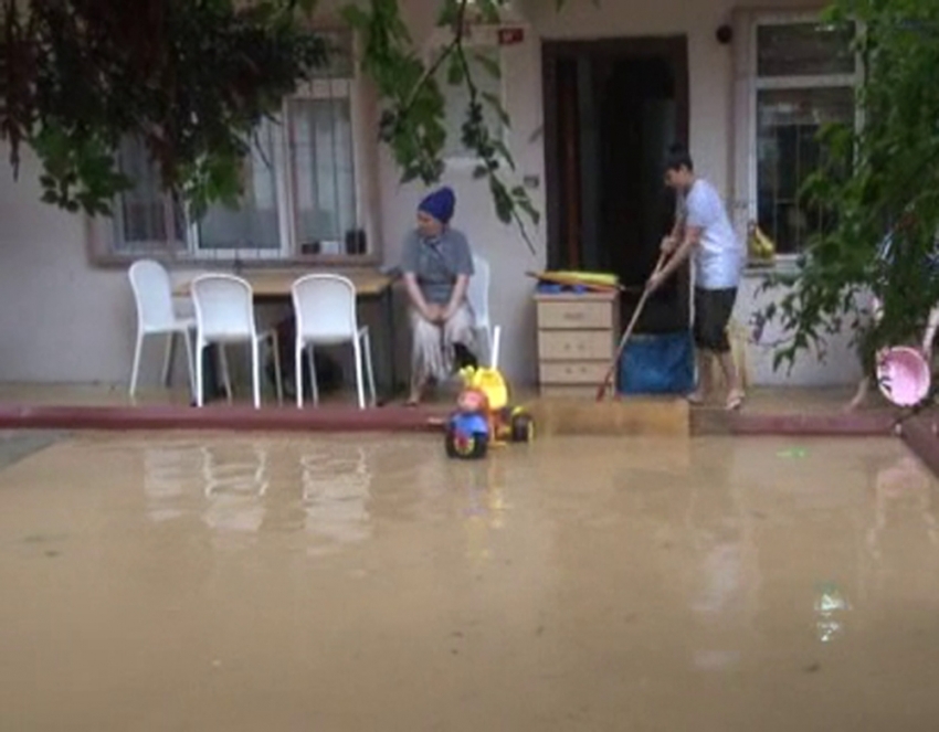 Yolları ve apartman girişlerini su bastı