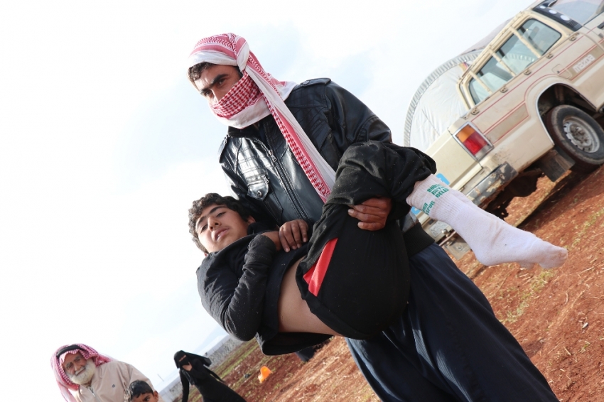 Oğlunu 13 kilometre kucağında taşıyarak bombalardan kaçtı