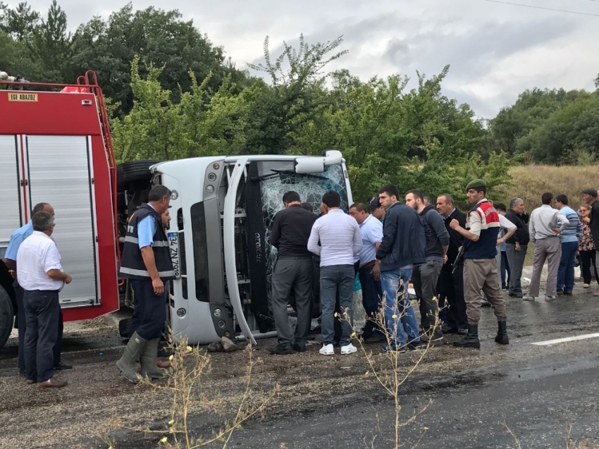 Midibüs takla attı: 19 yaralı