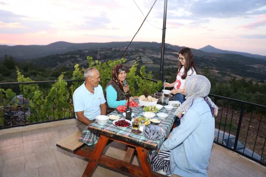 Gözleri ormanda, kulakları ezanda