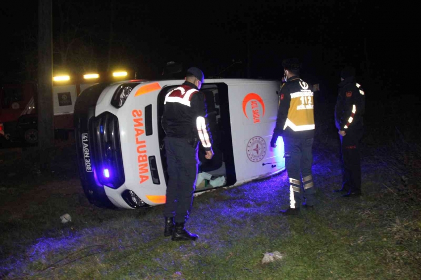 Vakaya giden ambulans virajı alamayınca yan yattı