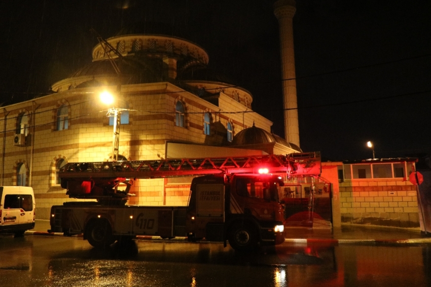 Sultanbeyli’de korkutan cami yangını