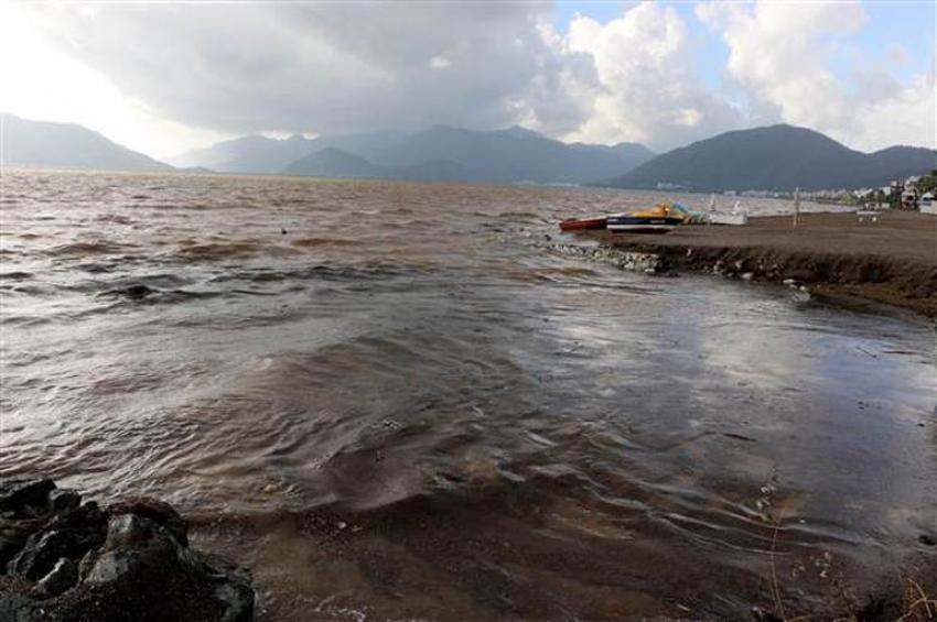 Marmaris'te denizin rengi değişti