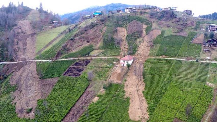 Rize'de bir köy kayıyor: 60 ev tehlike altında