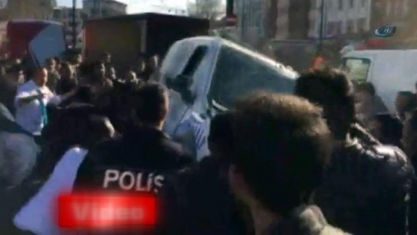 Patlama alanına giden polis aracı devrildi