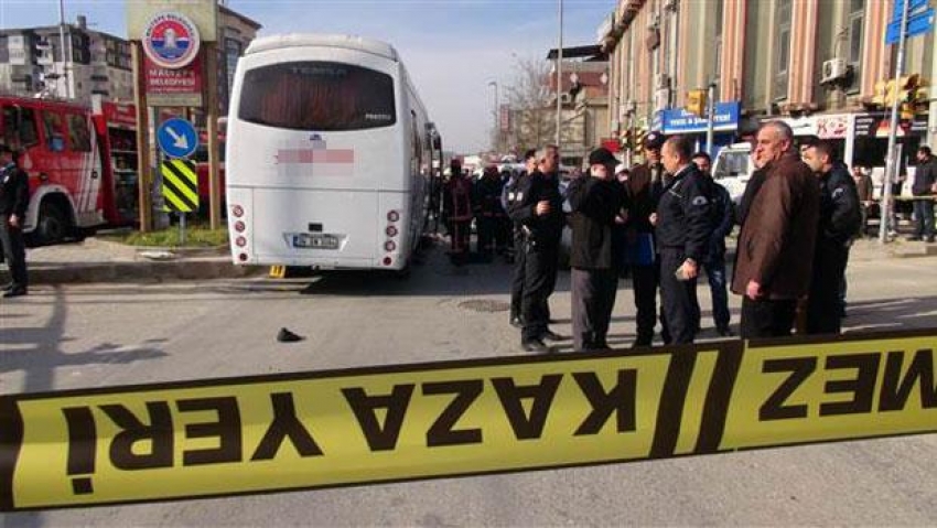 Otobüsün çarptığı yaşlı adam Bağdat Caddesi'nde metrelerce sürüklendi