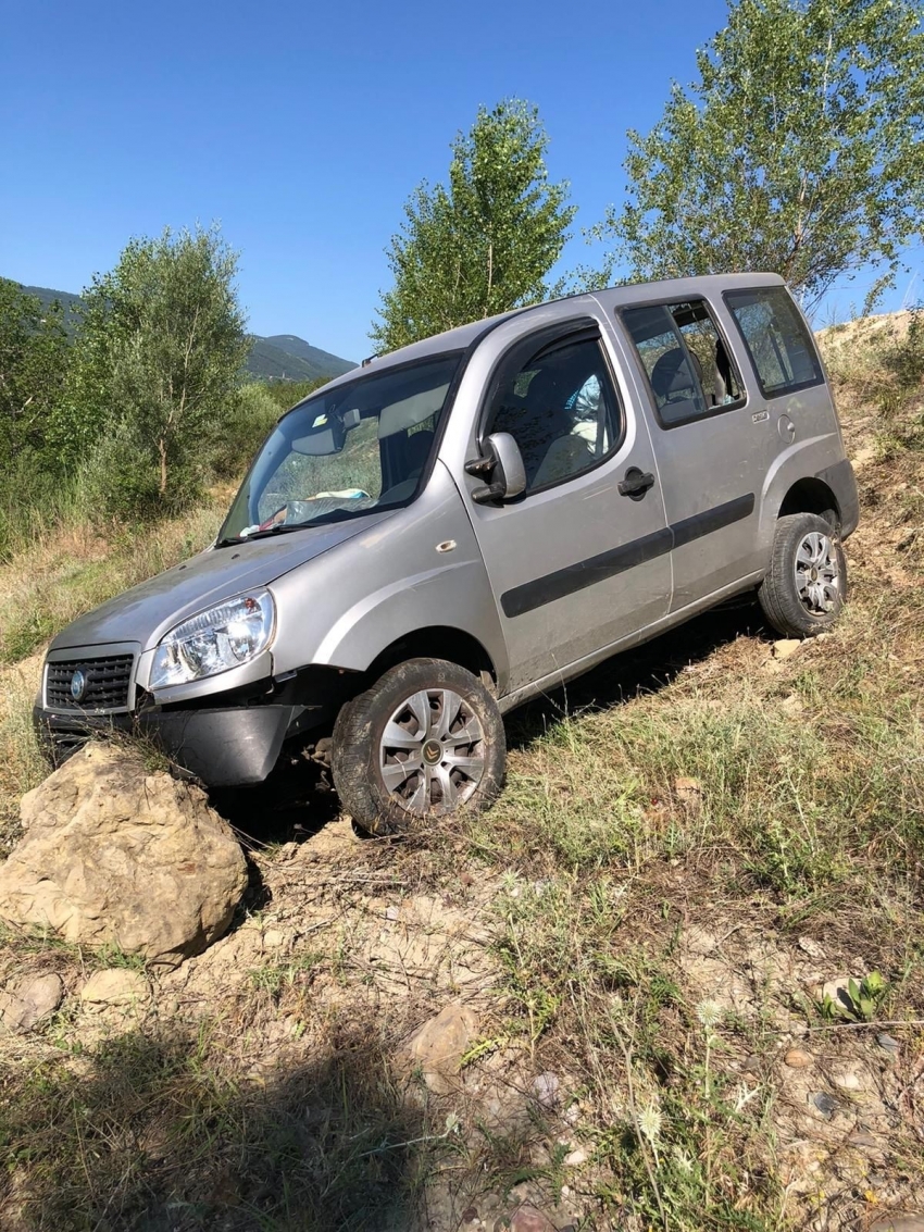 Yoldan çıkan hafif ticari araç şarampole düştü