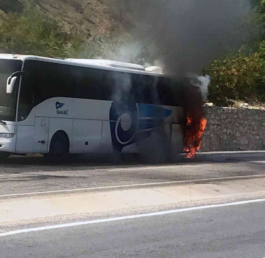 Yolcu otobüsü alev alev yandı